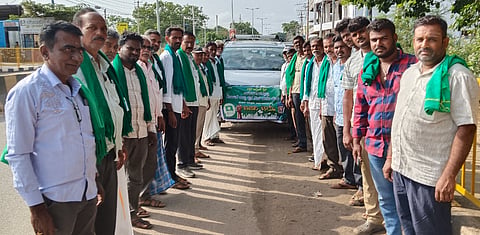  ಬಿಡದಿ ಟೌನ್ ಶಿಪ್ ವಿರೋಧಿಸಿ ಬೈರಮಂಗಲದಲ್ಲಿ ನಡೆಯುತ್ತಿರುವ ಪ್ರತಿಭಟನೆಯಲ್ಲಿ ಭಾಗಿಯಾಗಲು ಹನೂರಿನಿಂದ ರೈತರು ತೆರಳಿದರು. ಚಂಗಡಿ ಕರಿಯಪ್ಪ, ಮಾದಪ್ಪ, ರಾಜು, ಶ್ರೀನಿವಾಸ್ ಇತರರಿದ್ದರು. 