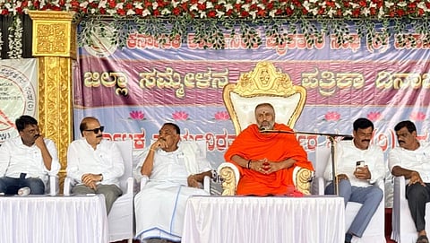 ಅರಸೀಕೆರೆ ನಗರದ  ಕಸ್ತೂರಬಾ ಸೇವಾಶ್ರಮದ ಆವರಣದಲ್ಲಿ ಹಮ್ಮಿಕೊಂಡಿದ್ದ ಪತ್ರಿಕಾ ದಿನಾಚರಣೆ ಕಾರ್ಯಕ್ರಮದ ಸಾನ್ನಿಧ್ಯ ವಹಿಸಿ ಶ್ರೀ ಶಂಭುನಾಥ ಸ್ವಾಮೀಜಿ ಮಾತನಾಡಿದರು. ಕೆ.ಎಂ.ಶಿವಲಿಂಗೇಗೌಡ, ಸಂತೋಷ್‌ಕುಮಾರ್, ಮದನಗೌಡ, ಕೆಂಚೇಗೌಡ, ಆರ್.ಅನಂತ ಕುಮಾರ್ ಇತರರಿದ್ದರು.