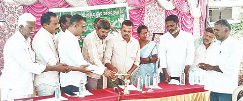 ತಿ.ನರಸೀಪುರ ತಾಲೂಕಿನ ಬಿಲಿಗೆರೆಹುಂಡಿ ಗ್ರಾಮದಲ್ಲಿರುವ ಕೃಷಿ ಪತ್ತಿನ ಸಹಕಾರ ಸಂಘದಲ್ಲಿ ಆಯೋಜಿಸಿದ್ದ ಸರ್ವ ಸದಸ್ಯರ ವಾರ್ಷಿಕ ಮಹಾಸಭೆಯನ್ನು ಗಣ್ಯರು ಉದ್ಘಾಟಿಸಿದರು. ಎಂ.ಶೇಖರ್, ಚಿನ್ನಬುದ್ಧಿ, ಎಂ.ಎಸ್.ಮಹದೇವಸ್ವಾಮಿ, ಬಸವ, ಬಸವಣ್ಣ ಎಂ.ವೆಂಕಟೇಶ್, ರಾಜೀವ್, ಎಸ್.ವಸಂತ, ಗೌರಮ್ಮಣಿ ಇದ್ದರು.