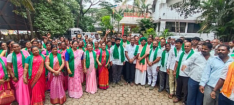 ಬರಗಾಲ ಘೋಷಣೆ ಮತ್ತು ರೈತರ ಸಾಲಮನ್ನಾಗೆ ಆಗ್ರಹಿಸಿ ಬೆಳಗಾವಿಯಲ್ಲಿ ಗುರುವಾರ ರೈತ ಸಂಘ ಮತ್ತು ಹಸಿರು ಸೇನೆಯಿಂದ  ಪ್ರತಿಭಟನೆ ನಸಲಾಯಿತು. ಬಸವರಾಜ ಸ್ವಾಮೀಜಿ, ವಾಸುದೇವ ಮೇಟಿ, ಪುಟ್ಟು ಖಾನಾಪುರಿ, ಕಲ್ಮೇಶ ಗೋಕಾಕ, ಅನು ಹಳೇಮನಿ, ಶೈಲಾ ಹಿರೇಮಠ ಇತರರಿದ್ದರು.