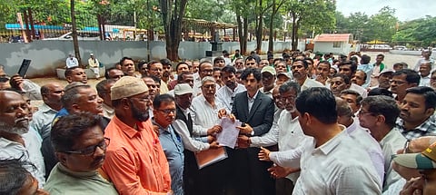ಉಗಾರ ಶುಗರ್ಸ್‌ ವಿರುದ್ಧದ ಸುಳ್ಳು ಆರೋಪಗಳಿಂದ ಕಾರ್ಖಾನೆಗೆ ತೊಂದರೆ ಮಾಡದಂತೆ ಆಗ್ರಹಿಸಿ ಕಾರ್ಮಿಕರು ಗುರುವಾರ ಜಿಲ್ಲಾಧಿಕಾರಿಗೆ ಮನವಿ ಸಲ್ಲಿಸಿದರು. ಕೆ.ಎಂ.ಕರಿಗಾರ, ಎಸ್.ಎಂ.ಕಾಂಬಳೆ, ಪ್ರಫುಲ್ ತುರಸೆ, ಮಹಾದೇವ ವಡಗಾವಿ ಇತರರಿದ್ದರು.