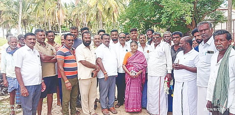  ಮುಳ್ಳುಕೆರೆ ಗ್ರಾಮದ ಭೈರವೇಶ್ವರಸ್ವಾಮಿ ದೇಗುಲದ ಮುಂಭಾಗ ಆಯೋಜಿಸಿದ್ದ ಗ್ರಾಮಸಭೆಯಲ್ಲಿ ಶಾಸಕ ಸಿ.ಎನ್.ಬಾಲಕೃಷ್ಣ ಮಾತನಾಡಿದರು. ವಾಸು, ನಾಗರಾಜು, ಸುರೇಶ್, ಚೇತನ್, ಮಹೇಶ್ ಬಾಬು, ಗಿರೀಶ್, ಸಂಪತ್‌ಕುಮಾರ್, ರವಿ ಇದ್ದರು. 