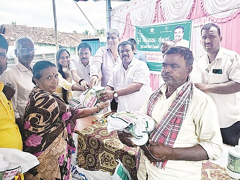 ಹುಳಿಗೆರೆ ಗ್ರಾಮದಲ್ಲಿ ರಾಗಿ ಹಾಗೂ ಬಿತ್ತನೆ ಪರಿಕರಗಳನ್ನು ಶಾಸಕ ಸಿ.ಎನ್.ಬಾಲಕೃಷ್ಣ ವಿತರಣೆ ಮಾಡಿದರು. ಪರಮ ದೇವರಾಜೇಗೌಡ, ಗಜೇಂದ್ರ, ದಿನೇಶ್, ಅರ್ಪಿತಾ ಇದ್ದರು.