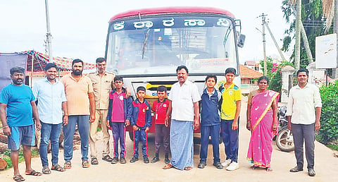 ಹನಗೋಡು ಹೋಬಳಿಯ ಅರಸು ಕಲ್ಲಹಳ್ಳಿ-ಅಡಿಗನಹಳ್ಳಿ ಮಾರ್ಗಕ್ಕೆ ಬಸ್ ಸಂಚಾರ ಆರಂಭಗೊಂಡ ಹಿನ್ನೆಲೆಯಲ್ಲಿ ಗ್ರಾಮಸ್ಥರು ಸಂಭ್ರಮಿಸಿದರು. ಮಹದೇವಪ್ಪ, ಪ್ರಸನ್ನ, ಕೌಶಿಕ್, ಗಣೇಶ್ ಇದ್ದರು.