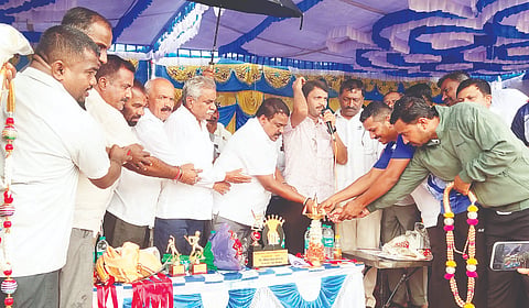 ಗೋವಿನಕೆರೆ ಗ್ರಾಮದಲ್ಲಿ ಎಂ. ಶಿವರ ಸರ್ಕಲ್ ಕದಂಬ ಪ್ರೀಮಿಯರ್ ಲೀಗ್ ಮೊದಲನೇ ವರ್ಷದ ಸಿಎನ್‌ಬಿ ಕಪ್ ಕ್ರಿಕೆಟ್ ಪಂದ್ಯಾವಳಿಯನ್ನು ಶಾಸಕ ಸಿ.ಎನ್. ಬಾಲಕೃಷ್ಣ ಉದ್ಘಾಟಿಸಿದರು. ಎಂ.ಆರ್. ಅನಿಲ್ ಕುಮಾರ್, ಶಿವಣ್ಣ, ಮರಿದೇವೇಗೌಡ, ರವಿಶಂಕರ್, ಪುನೀತ್, ರಾಜೀವ್, ರಾಕೇಶ್, ಶರತ್ ಇತರರು ಇದ್ದರು. 