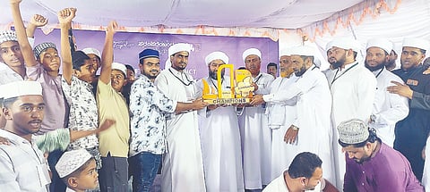 ಹಾಸನ ಜಿಲ್ಲಾ ಎಸ್‌ಎಸ್‌ಎಫ್ ಘಟಕದ ಆಶ್ರಯದಲ್ಲಿ ಹಲಸುಲಿಗೆ ಗ್ರಾಮದ ಹಜ್ರತ್ ಸೈಯದ್ ಜಲಾಲುದ್ದಿನ್ ದರ್ಗಾದ ಆವರಣದಲ್ಲಿ ಆಯೋಜಿಸಿದ್ದ 14ನೇ ಸಾಹಿತ್ಯೋತ್ಸವ ಕಾರ್ಯಕ್ರಮದಲ್ಲಿ ಪ್ರಥಮ ಸ್ಥಾನ ಗಳಿಸಿದ ಸಕಲೇಶಪುರ ಘಟಕ.