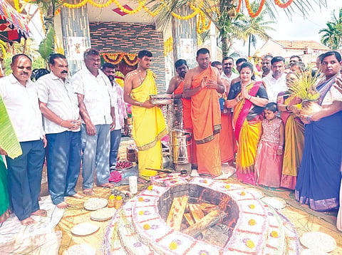 ಶ್ರೀ ಮಾರಮ್ಮ ದೇವಿಯ ನೂತನ ಶಿಲಾ ವಿಗ್ರಹ ಹಾಗೂ ದೇಗುಲದ ಲೋಕಾರ್ಪಣೆಯ ಧಾರ್ಮಿಕ ಕಾರ್ಯಕ್ರಮದ ಚಂಡಿಕಾ ಹೋಮಕ್ಕೆ ಜಿಲ್ಲಾ ಪಂಚಾಯಿತಿ ಮಾಜಿ ಸದಸ್ಯೆ ಕುಸುಮ ಬಾಲಕೃಷ್ಣ ವಿಶೇಷ ಪೂಜೆ ಸಲ್ಲಿಸಿದರು. ನಾಗರಾಜ್, ರಂಗಸ್ವಾಮಿ, ವಿಠ್ಠಲ್ ಕುಮಾರ್, ಸಂಪತ್ ಕುಮಾರ್, ರಮೇಶ್ , ಕೃಷ್ಣಮೂರ್ತಿ, ಮಂಜುನಾಥ್ ಇತರರಿದ್ದರು.