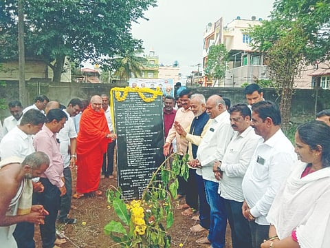 ಅರಕಲಗೂಡಿನಲ್ಲಿ ತಾಲೂಕು ಪತ್ರಕರ್ತರ ಭವನ ನಿರ್ಮಾಣ ಕಾಮಗಾರಿಗೆ ಶಾಸಕ ಎ. ಮಂಜು ಭಾನುವಾರ ಭೂಮಿಪೂಜೆ ನೆರವೇರಿಸಿದರು. ಶ್ರೀ ಶಂಭುನಾಥ ಸ್ವಾಮೀಜಿ, ಶಿವಾನಂದ ತಗಡೂರು, ಜೆ.ಆರ್. ಕೆಂಚೇಗೌಡ, ಮದನ್ ಗೌಡ, ರವಿ ನಾಕಲಗೋಡು, ಎಂ.ಟಿ. ಕೃಷ್ಣೇಗೌಡ, ಶಿವಕುಮಾರ್ ಇತರರಿದ್ದರು. 