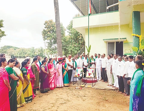  ನುಗ್ಗೇಹಳ್ಳಿ ಹೋಬಳಿ ಕೇಂದ್ರದ ರೈತ ಸಂಪರ್ಕ ಕೇಂದ್ರದಲ್ಲಿ ಆಯೋಜಿಸಿದ  ಸ್ವಾತಂತ್ರ್ಯೋತ್ಸವ ದಲ್ಲ್ಲಿ ಕೃಷಿ ಅಧಿಕಾರಿ ಜೀ.ವಿ.ದಿನೇಶ್ ಧ್ವಜಾರೋಹಣ ನೆರವೇರಿಸಿದರು. ನಟರಾಜ್, ರಾಮಚಂದ್ರು, ಮಹದೇವಮ್ಮ, ವಿಜಿಯಮ್ಮ, ನಾಗರಾಜ್, ಪುಟ್ಟಸ್ವಾಮಿ, ಲಕ್ಷ್ಮಣ್, ವಿಜಯಕುಮಾರ್, ಪ್ರಕಾಶ್ ಇದ್ದರು. 