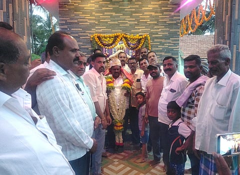 ಶ್ರೀ ಮಾರಮ್ಮ ದೇವಿಯ ದೇವಾಲಯದ ನೂತನ ವಿಗ್ರಹ ಪ್ರತಿಷ್ಠಾಪನೆ ಹಾಗೂ ಉದ್ಘಾಟನಾ ಕಾರ್ಯಕ್ರಮದಲ್ಲಿ ಶಾಸಕ ಸಿ.ಎನ್. ಬಾಲಕೃಷ್ಣ ಅವರನ್ನು ಜೀರ್ಣೋದ್ಧಾರ ಸಮಿತಿ ಸದಸ್ಯರುಗಳು ಸನ್ಮಾನಿಸಿದರು. ನಾಗರಾಜ್, ದೊರೆಸ್ವಾಮಿ, ರಂಗಸ್ವಾಮಿ, ದೇವರಾಜ್, ವಿಟಲ್ ಕುಮಾರ್, ಸಂಪತ್ ಕುಮಾರ್, ರಮೇಶ್, ಕೃಷ್ಣಮೂರ್ತಿ, ಮಂಜುನಾಥ್, ಇದ್ದರು. 