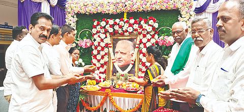 ಎಚ್.ಡಿ.ಕೋಟೆ ಪಟ್ಟಣದ ತಾಲ್ಲೂಕು ಆಡಳಿತ ಕಚೇರಿ ಸಭಾಂಗಣದಲ್ಲಿ ಆಯೋಜಿಸಿದ್ದ ಮಾಜಿ ಮುಖ್ಯಮಂತ್ರಿ ಡಿ. ದೇವರಾಜ ಅರಸು ಅವರ 111ನೇ ಜನ್ಮ ದಿನಾಚರಣೆ ಕಾರ್ಯಕ್ರಮದಲ್ಲಿ ಅರಸು ಅವರ ಭಾವಚಿತ್ರಕ್ಕೆ ಗಣ್ಯರು ಪುಷ್ಪಾರ್ಚನೆ ಮಾಡಿದರು. ಎಸ್. ರವಿಚಂದ್ರ, ಕಿರಣ್ ಸಿಡ್ಲೇಹಳ್ಳಿ, ಶ್ರೀನಿವಾಸ್, ಎಸ್. ಶಶಿಕಲಾ ಇತರರು ಇದ್ದರು