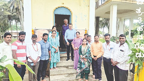  ಹನಗೋಡು ಹೋಬಳಿಯ ಅರಸು ಕಲ್ಲಹಳ್ಳಿಯಲ್ಲಿ ತಾಲೂಕು ಆಡಳಿತ ವತಿಯಿಂದ ಆಯೋಜಿಸಿದ್ದ ದಿವಂಗತ ಡಿ. ದೇವರಾಜ ಅರಸು ಅವರ 111ನೇ ಜನ್ಮದಿನಾಚರಣೆ ಕಾರ್ಯಕ್ರಮದಲ್ಲಿ ಅರಸು ಅವರ ಸಮಾಧಿಗೆ ಪುಷ್ಪಾರ್ಚನೆ ಸಲ್ಲಿಸಿದ ಅಧಿಕಾರಿಗಳು. ಜೆ. ಮಂಜುನಾಥ್,  ಕೆ.ಹೊಂಗಯ್ಯ, ಆರತಿ, ಮಂಜುಳಾ ಇತರರು ಇದ್ದರು.  