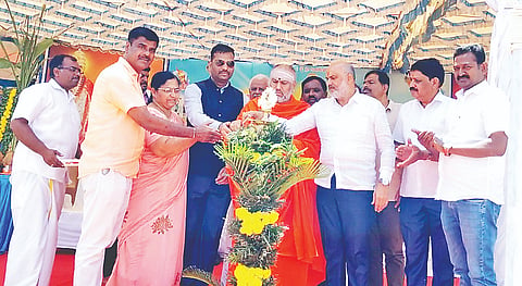ಪಟ್ಟಣ ಸಮೀಪದ ಬಿ.ಜಿ.ಎಸ್. ವಿಜ್ಞಾನ ಮತ್ತು ವಾಣಿಜ್ಯ ಪದವಿ ಪೂರ್ವ ಕಾಲೇಜು ಆವರಣ ಪದವಿ ಪೂರ್ವ ಕಾಲೇಜು ವಿದ್ಯಾರ್ಥಿಗಳ ಕ್ರೀಡಾಕೂಟವನ್ನು ಆದಿಚುಂಚನಗಿರಿ ಹಾಸನಕೊಡಗು ಶಾಖಾ ಮಠದ ಶ್ರೀ  ಶಂಭುನಾಥ ಸ್ವಾಮೀಜಿ ಉದ್ಘಾಟಿಸಿದರು. ಎಂ.ಎ. ನಾಗರಾಜು,  ಭಾಗ್ಯಮ್ಮ ಇತರರಿದ್ದರು. 