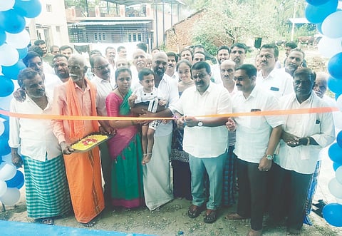 ನವಿಲೇ ಗ್ರಾಮದಲ್ಲಿ ಕೆಎಂಎಫ್ ಉತ್ಪನ್ನಗಳ ಮಾರಾಟ ಕೇಂದ್ರವನ್ನು ಶಾಸಕ ಸಿ.ಎನ್.ಬಾಲಕೃಷ್ಣ ಉದ್ಘಾಟಿಸಿದರು. ಎನ್.ಪರಮೇಶ್, ಸದಾಶಿವಪ್ಪ, ನಾಗಭೂಷಣ್, ಬಸವರಾಜು, ಸಿದ್ದೇಶ್ ಶಾಸ್ತ್ರಿ, ಗಿರೀಶ್ ಇದ್ದರು.