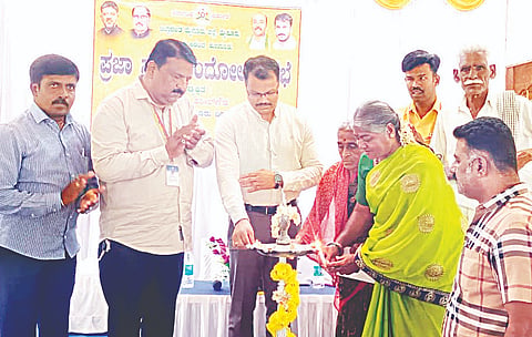 ಹನಗೋಡು ಹೋಬಳಿ ವ್ಯಾಪ್ತಿಯ ಪ್ರಜಾ ಸೇವಾ ಆಂದೋಲನ ಸಭೆಯನ್ನು ತಹಸೀಲ್ದಾರ್ ಜೆ.ಮಂಜುನಾಥ್ ಉದ್ಘಾಟಿಸಿದರು. ಶ್ರೀಪಾದ್, ಶರತ್ ಕುಮಾರ್, ನಂದೀಶ್ ಇತರರು ಇದ್ದರು.