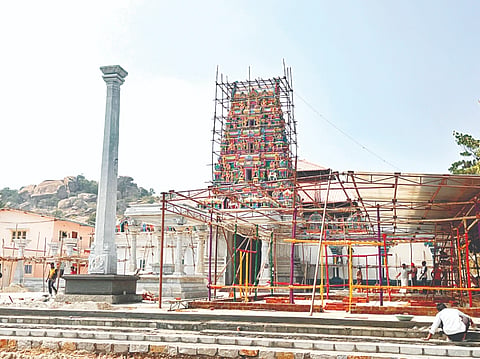 ನಾಗಮಂಗಲ ತಾಲೂಕಿನ ಹಾಲ್ತಿ ಆದಿಚುಂಚನಗಿರಿ ಶಾಖಾಮಠದಲ್ಲಿ ನಿರ್ಮಾಣಗೊಂಡಿರುವ ರಾಜಗೋಪುರ.