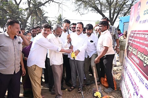 ನಾಗಮಂಗಲ ಪಟ್ಟಣದ 15 ಮತ್ತು 11ನೇ ವಾರ್ಡ್‌ನಲ್ಲಿ ರಾಜ್ಯ ಕೊಳಗೇರಿ ಅಭಿವೃದ್ಧಿ ಮಂಡಳಿಯ 1 ಕೋಟಿ ರೂ. ವೆಚ್ಚದ ಕಾಂಕ್ರಿಟ್ ರಸ್ತೆ, ಚರಂಡಿ ಅಭಿವೃದ್ಧಿ ಕಾಮಗಾರಿಗೆ ಎನ್.ಚಲುವರಾಯಸ್ವಾಮಿ ಭೂಮಿಪೂಜೆ ನೆರವೇರಿಸಿದರು. ಸಚ್ಚಿನ್ ಚಲುವರಾಯಸ್ವಾಮಿ, ಎನ್.ಅಪ್ಪಾಜಿಗೌಡ, ಸಿ.ಡಿ.ಗಂಗಾಧರ್, ಜಿ.ಆದರ್ಶ ಇತರರಿದ್ದರು.
