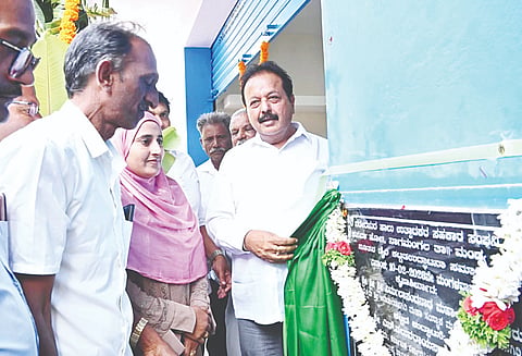 ನಾಗಮಂಗಲ ತಾಲೂಕಿನ ವಡೇರಪುರ ಗ್ರಾಮದಲ್ಲಿ ನಿರ್ಮಿಸಿರುವ ಹಾಲು ಉತ್ಪಾದಕರ ಸಹಕಾರ ಸಂಘದ ನೂತನ ಕಟ್ಟಡವನ್ನು ಸಚಿವ ಎನ್.ಚಲುವರಾಯಸ್ವಾಮಿ ಉದ್ಘಾಟಿಸಿದರು. ಎನ್.ಅಪ್ಪಾಜಿಗೌಡ, ವಿ.ಬಿ.ಸಾನಂದ,  ಡಾ.ಪಿ.ಆರ್.ಮಂಜೇಶ್, ಜಿ.ಕೆ.ಶಿವಕುಮಾರ್ ಇತರರು ಇದ್ದರು.