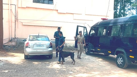 ರಾಮನಗರದಲ್ಲಿ ಜಿಲ್ಲಾ ಕೋರ್ಟ್ ಆವರಣದಲ್ಲಿ ಬಾಂಬ್ ಪತ್ತೆ ದಳದಿಂದ ಪರಿಶೀಲನೆ. ಮಾಡುತ್ತಿರುವುದು. 