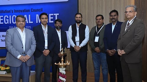 Innovation ಹುಬ್ಬಳ್ಳಿಯ ಕೆಎಲ್​ಇ ತಾಂತ್ರಿಕ ವಿಶ್ವವಿದ್ಯಾಲಯದಲ್ಲಿ ಏರ್ಪಡಿಸಿದ್ದ ಇನ್​ಸ್ಟಿಟ್ಯೂಷನ್ಸ್​ ಇನ್ನೋವೇಶನ್​ ಕೌನ್ಸಿಲ್​ (ಐಐಸಿ) ಪ್ರಾದೇಶಿಕ ಸಮಾವೇಶನವನ್ನು ಕುಲಪತಿ ಡಾ. ಪ್ರಕಾಶ ತೆವರಿ ಉದ್ಘಾಟಿಸಿದರು. ಡಾ. ರವಿ ಗುತ್ತಲ, ಅಖಿಲ್​ ಶರ್ಮಾ, ರಂಜನ್​ ಕುಮಾರ, ಸ್ಯಾಮ್​ ಜೈಕುಮಾರ್​, ಜೇಮ್ಸ್​ ದೀಪಕ್​, ಹರೀಶ್​ ಅಗಡಿ ಇತರರು ಇದ್ದರು.