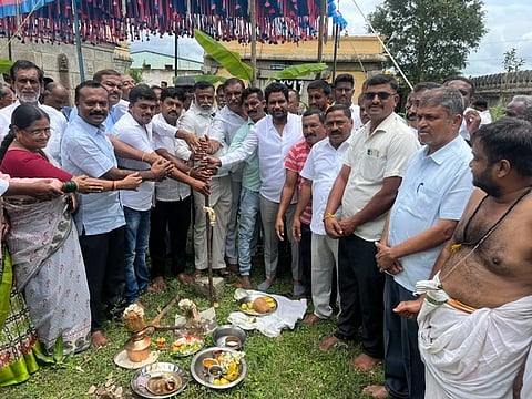 ಎಚ್.ಡಿ.ಕೋಟೆ ತಾಲೂಕಿನ ಎಚ್.ಮಟಕೆರೆ ಗ್ರಾಮದ ಶ್ರೀರಾಮಲಿಂಗೇಶ್ವರ ದೇವಸ್ಥಾನದ ಅಭಿವೃದ್ಧಿ ಕಾಮಗಾರಿಗೆ ಶಾಸಕ ಅನಿಲ್ ಚಿಕ್ಕಮಾದು ಚಾಲನೆ ನೀಡಿದರು. ಭಾಸ್ಕರ್, ಕೃಷ್ಣ, ಜೈಶಂಕರ್, ವೆಂಕಟೇಶ್, ಜವರನಾಯಕ ಮತ್ತಿತರರಿದ್ದರು.