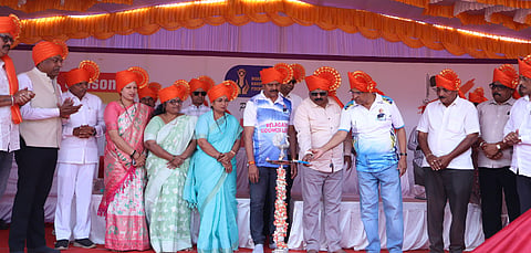 ಬೆಳಗಾವಿಯ ಸರ್ದಾರ್ ಮೈದಾನದಲ್ಲಿ ಹಮ್ಮಿಕೊಂಡಿರುವ ಮಹಾಂತೇಶ ಕವಟಗಿಮಠ ಟ್ರೋಫಿ ಎರಡನೇ ಆವೃತ್ತಿಯ ಕ್ರಿಕೆಟ್ ಪಂದ್ಯಾವಳಿಗೆ ಶನಿವಾರ ಶಾಸಕ ಅಭಯ ಪಾಟೀಲ ಚಾಲನೆ ನೀಡಿದರು. ಮಹಾಂತೇಶ ಕವಟಗಿಮಠ, ಮಂಗೇಶ ಪವಾರ, ವಾಣಿ ಜೋಶಿ, ಗೀತಾ ಸುತಾರ, ಎಂ.ಬಿ.ಝಿರಲಿ ಇತರರಿದ್ದರು.