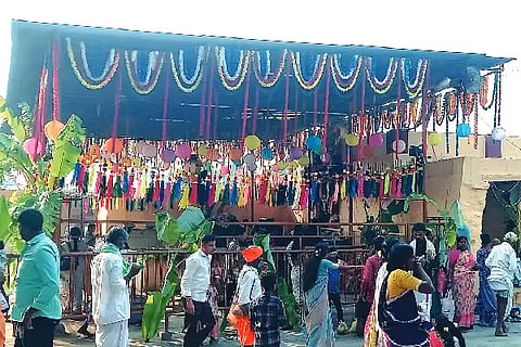 ಐಮಂಗಲ ಹೋಬಳಿಯ ವದ್ಧಿಕೆರೆ ಗ್ರಾಮದ ಶ್ರೀ ಸಿದ್ದೇಶ್ವರಸ್ವಾಮಿ ಕಡೆ ಕಾರ್ತಿಕೋತ್ಸವ ಅಂಗವಾಗಿ ದೇವಸ್ಥಾನವನ್ನು ಹೂಗಳಿಂದ ಅಲಂಕರಿಸಲಾಗಿತ್ತು.