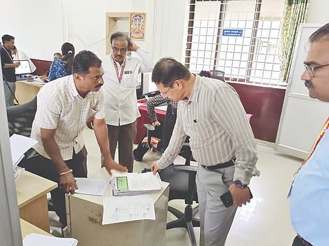 ಇಂಡಿ ನಗರದ ಉಪನೋಂದಣಾಧಿಕಾರಿಗಳ ಕಚೇರಿ ಮೇಲೆ ಲೋಕಾಯುಕ್ತ ಅಧಿಕಾರಿಗಳು ದಾಳಿ ನಡೆಸಿ ಕಡತಗಳನ್ನು ಪರಿಶೀಲಿಸಿದರು.