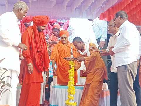 ಇಂಡಿ ತಾಲೂಕಿನ ಬೊಳೆಗಾಂವ ಗ್ರಾಮದಲ್ಲಿ ಶ್ರೀ ವೀರಭದ್ರೇಶ್ವರ ನೂತನ ದೇವಸ್ಥಾನದ ಲೋಕಾರ್ಪಣೆ ಮೂರ್ತಿ ಪ್ರಾಣ ಪ್ರತಿಷ್ಠಾಪನೆ ಕಲಶಾರೋಹಣ ಹಾಗೂ ಜಾತ್ರಾ ಮಹೋತ್ಸವ ಕಾರ್ಯಕ್ರಮವನ್ನು ಗವಿಸಿದ್ಧೇಶ್ವರ ಶ್ರೀಗಳು ಉದ್ಘಾಟಿಸಿದರು. ಆನಂದಪ್ಪ ಹುಣಸಗಿ, ಬಸವಂತರಾಯಗೌಡ ಪಾಟೀಲ, ಶ್ರೀಮಂತ ಇಂಡಿ, ಕೊಪ್ಪಳ ಅಪರ ಜಿಲ್ಲಾಧಿಕಾರಿ ಸಿದ್ಧರಾಮೇಶ್ವರ ಮತ್ತಿತರರಿದ್ದರು.