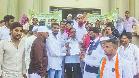 ನ್ಯಾಯವಾದಿ ಎಂ.ಬಿ. ಮಾಣಿಕ, ರಸೂಲ್ ಮಾಶ್ಯಾಳಕರ ಮಾತನಾಡಿದರು.  ಬಿಲಾಲ್ ಡಾಂಗೆ, ದಸ್ತಗೀರ ಗಾಲಿಬವಾಲೆ, ಶಕೀಲಾ ಗಾಲಿಬವಾಲೆ, ಸಾದಿಕಾ ಮಾಶಾಳಕರ, ಸಂಗೀತಾ ಹರಿಜನ್, ರಿಯಾಜ್ ಕೊರಬೋ, ಅಬ್ದುಲ್ ಚಂದನವಾಲೆ ಇತರರಿದ್ದರು. 