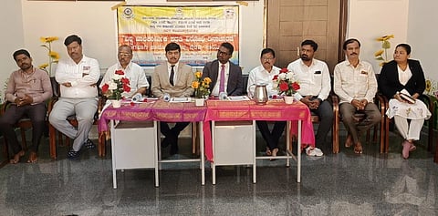 ಇಂಡಿ ನಗರದ ಡಾ. ಅಂಬೇಡ್ಕರ್ ಬಾಲಕರ ವಸತಿ ನಿಲಯ ಕಾರ್ಮಿಕ ಇಲಾಖೆಯಿಂದ ಆಯೋಜಿಸಿದ್ದ ಬಾಲ ಕಾರ್ಮಿಕ ವಿರೋಧಿ ದಿನಾಚರಣೆ ಕಾರ್ಯಕ್ರಮದಲ್ಲಿ ನ್ಯಾಯಾಧೀಶ ಸುನೀಲಕುಮಾರ ಮಾತನಾಡಿದರು. ವಿಕಾಸ ದಳವಾಯಿ, ಎಸ್.ಆರ್. ಬಿರಾದಾರ, ಅಶೋಕ ಗಜಾಕೋಶ ಮತ್ತಿತರರಿದ್ದರು.