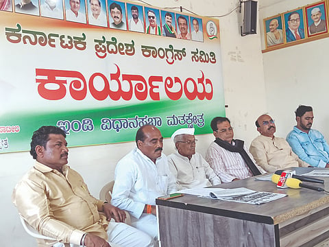 ಇಂಡಿ ನಗರದಲ್ಲಿ ಕರೆದಿದ್ದ ಸುದ್ದಿಗೋಷ್ಠಿಯಲ್ಲಿ ಕಾಂಗ್ರೆಸ್ ಪದಾಧಿಕಾರಿಗಳು ಮಾತನಾಡಿದರು. ಬಿ.ಸಿ. ಸಾವಕಾರ, ಶಿವಯೋಗಪ್ಪ ಚನಗೊಂಡ, ಶ್ರೀಕಾಂತ ಕುಡಿಗನೂರ, ಭೀಮಣ್ಣ ಕವಲಗಿ, ಪ್ರಶಾಂತ ಕಾಳೆ ಇತರರಿದ್ದರು.
