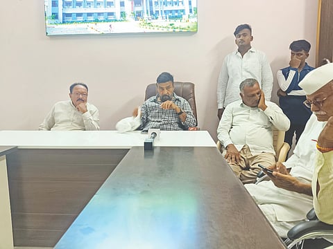 ಇಂಡಿಯಲ್ಲಿ ಹಮ್ಮಿಕೊಂಡಿದ್ದ ಸುದ್ದಿಗೋಷ್ಠಿಯಲ್ಲಿ ಮಾಜಿ ಶಾಸಕ ರವಿಕಾಂತ ಪಾಟೀಲ ಮಾತನಾಡಿದರು. ಅಣ್ಣುಗೌಡ ಪಾಟೀಲ, ವಿ.ಹೆಚ್. ಬಿರಾದಾರ, ಶಂಕರಗೌಡ ಬಿರಾದಾರ, ಭೀಮರಾಯಗೌಡ ಬಿರಾದಾರ ಇತರರಿದ್ದರು.