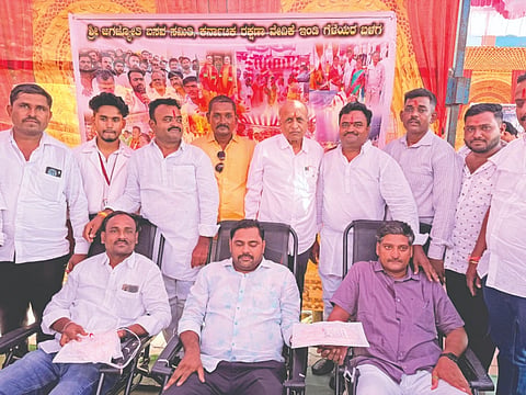 ಇಂಡಿ ನಗರದ ಕೇಂದ್ರ ಬಸ್ ನಿಲ್ದಾಣ ಆವರಣದಲ್ಲಿ ಕರ್ನಾಟಕ ರಕ್ಷಣಾ ವೇದಿಕೆ ಹಾಗೂ ಬಸವ ಸಮಿತಿ ಸಹಯೋಗದಲ್ಲಿ ಹಮ್ಮಿಕೊಂಡ ಬೃಹತ್ ರಕ್ತದಾನ ಶಿಬಿರ ಹಾಗೂ ನಾಡಿನ ಸಾಧಕ ರೈತರಿಗೆ ಸನ್ಮಾನ ಸಮಾರಂಭದಲ್ಲಿ ಯುವಕರು ರಕ್ತದಾನ ಮಾಡಿದರು. ಅನೀಲಗೌಡ ಬಿರಾದಾರ, ಸುನೀಲಗೌಡ ಬಿರಾದಾರ, ಎಸ್.ಎ. ಪಾಟೀಲ, ಕಾಸುಗೌಡ ಬಿರಾದಾರ, ಬಿ.ಡಿ. ಪಾಟೀಲ ಇತರರಿದ್ದರು.