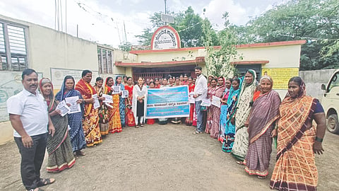 ಇಂಡಿ ತಾಲೂಕಿನ ಹಿರೇಬೆವನೂರ ಗ್ರಾಮ ಪಂಚಾಯಿತಿಯಲ್ಲಿ ವಿಬಿ-ಜಿ ರಾಮ್-ಜಿ ಯೋಜನೆಯ ಐಇಸಿ ಚಟುವಟಿಕೆ ಅಡಿ ಮಹಿಳಾ ಸ್ವಸಹಾಯ ಗುಂಪುಗಳಿಗೆ ಹಾಗೂ ಕಾಯಕ ಬಂಧುಗಳಿಗೆ ಮತ್ತು ಅಕುಶಲ ಕೂಲಿಕಾರರಿಗೆ ಜಾಗೃತಿ ಅಭಿಯಾನ ಹಮ್ಮಿಕೊಳ್ಳಲಾಯಿತು. ಸಂಯೋಜಕ ರಾಮಗೌಡ ಸರಬಡಗಿ, ಸಂತೋಷ ಹಿರೇಮಠ, ಸುಪ್ರಿಯಾ ಪಾತಾಳಿ ಇತರರಿದ್ದರು.