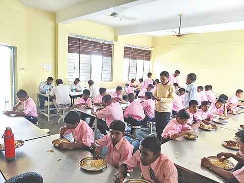 ಇಂಡಿ ತಾಲೂಕಿನ ಹೊರ್ತಿ ಗ್ರಾಮದ ಮುರಾರ್ಜಿ ದೇಸಾಯಿ ವಸತಿ ಶಾಲೆಗೆ ಕಂದಾಯ ಉಪ ವಿಭಾಗಾಧಿಕಾರಿ ಚಿದಾನಂದ ಗುರುಸ್ವಾಮಿ ಹಾಗೂ ವಿವಿಧ ಇಲಾಖೆ ಅಧಿಕಾರಿಗಳ ತಂಡ ಭೇಟಿ, ನೀಡಿ ಪರಿಶೀಲಿಸಿದರು. ಮಹಾದೇವಪ್ಪ ಏವೂರ, ಎಸ್.ಆರ್. ಗದ್ಯಾಳ, ಪಂಡಿತ ಕೊಡಹೊನ್ನ, ಉಮೇಶ್ ಕಾಂಬಳೆ ಇತರರಿದ್ದರು.