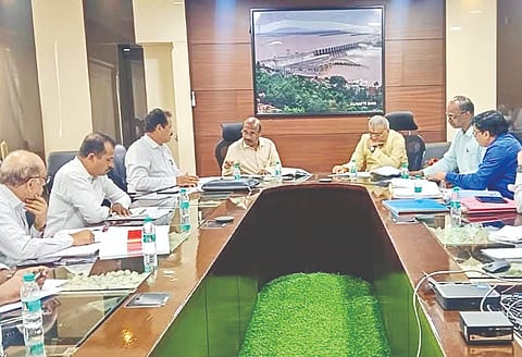 ಬೆಂಗಳೂರಿನ ಕೃಷ್ಣಾ ಭಾಗ್ಯ ಜಲ ನಿಗಮ ನಿಯಮಿತ್ ಮುಖ್ಯ ವ್ಯವಸ್ಥಾಪಕ ನಿರ್ದೇಶಕರ ಕಚೇರಿಯಲ್ಲಿ ವಿವಿಧ ಯೋಜನೆ ಕಾಮಗಾರಿಗಳ ಪ್ರಗತಿ ಪರಿಶೀಲನಾ ಸಭೆಯಲ್ಲಿ ಶಾಸಕ ಯಶವಂತರಾಯಗೌಡ ಪಾಟೀಲ ಅಧಿಕಾರಿಗಳೊಂದಿಗೆ ಚರ್ಚೆ ನಡೆಸಿದರು. ಕೃಷ್ಣಮೂರ್ತಿ ಕುಲಕರ್ಣಿ, ಬಸವರಾಜ, ಗೋವಿಂದ ಇತರರಿದ್ದಾರೆ.