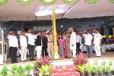 ಉಡುಪಿಯ ಜಿಲ್ಲಾ ಕ್ರೀಡಾಂಗಣದಲ್ಲಿ ಸಚಿವ ರಿಜ್ವಾನ್​ ಅರ್ಷದ್​ ಧ್ವಜಾರೋಹಣ ನೆರವೇರಿಸಿದರು. ಯಶ್​ಪಾಲದ ಸುವರ್ಣ, ಮಂಜುನಾಥ್​ ಭಂಡಾರಿ, ಎಂ.ಎ. ಗಫೂರ್​, ಸ್ವರೂಪಾ ಟಿ.ಕೆ., ಪ್ರತೀಕ್​ ಬಾಯಲ್​, ಹರಿರಾಮ್​ ಶಂಕರ್​, ಅಶೋಕ್​ ಕೊಡವೂರು, ದಿನಕರ್​ ಹೇರೂರು ಇದ್ದರು.