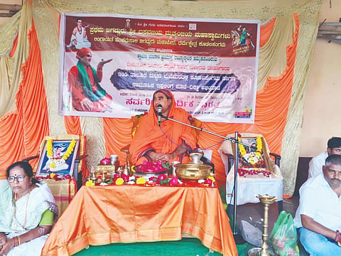 ಇಂಡಿ ತಾಲೂಕಿನ ಸಾತಲಗಾಂವ ಗ್ರಾಮದ ಶಿವಯೋಗೇಶ್ವರ ದೇವಸ್ಥಾನದ ಆವರಣದಲ್ಲಿ ಶ್ರಾವಣ ಮಾಸದ ನಿಮಿತ್ತ ಹಮ್ಮಿಕೊಂಡಿದ್ದ ಮನ ಮನೆಗಳಲ್ಲಿ ಕೂಡಲಸಂಗಮ ಹಾಗೂ ಸಾಮೂಹಿಕ ಇಷ್ಟಲಿಂಗ ಪೂಜೆ-ದೀಕ್ಷಾ ಅಭಿಯಾನ ಕಾರ್ಯಕ್ರಮದಲ್ಲಿ ಪಂಚಮಸಾಲಿ ಪೀಠದ ಜಗದ್ಗುರು ಬಸವ ಜಯಮೃತ್ಯುಂಜಯ ಸ್ವಾಮೀಜಿ ಮಾತನಾಡಿದರು.