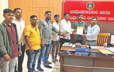 ಭೀಮಾ ನದಿಗೆ ನೀರು ಹರಿಸುವಂತೆ ಒತ್ತಾಯಿಸಿ ಕರವೇ ಕಾರ್ಯಕರ್ತರ ಮುಖ್ಯಮಂತ್ರಿಗಳಿಗೆ ಬರೆದ ಮನವಿ ಪತ್ರವನ್ನು ಇಂಡಿ ನಗರದ ಕಂದಾಯ ಉಪವಿಭಾಗಾಧಿಕಾರಿ ಚಿದಾನಂದ ಗುರುಸ್ವಾಮಿಗೆ ಸಲ್ಲಿಸಿದರು. ಬಾಳು ಮುಳಜಿ, ಮಹೇಶ ಹೂಗಾರ, ರಾಮಸಿಂಗ ಕನ್ನೊಳ್ಳಿ, ವಿಠ್ಠಲ ಸೊನ್ನ ಮತ್ತಿತರರಿದ್ದರು.
