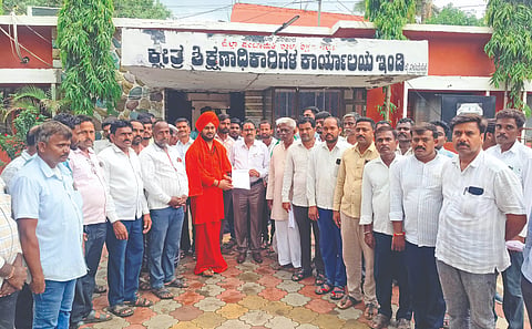 ಇಂಡಿ ತಾಲೂಕಿನ ತೆಗ್ಗಿಹಳ್ಳಿ ಗ್ರಾಮದಲ್ಲಿ ವಸತಿ ಶಾಲೆ ನಿರ್ಮಾಣಕ್ಕಾಗಿ ಮಠದ ಜಮೀನು ನೀಡಿರುವುದನ್ನು ವಿರೋಧಿಸಿ ಗ್ರಾಮಸ್ಥರು ಹಾಗೂ ಶ್ರೀಮಠದ ಆಡಳಿತ ಮಂಡಳಿ, ಅಭಿನವ ಮುರುಘೇಂದ್ರ ಶಿವಾಚಾರ್ಯರ ನೇತತ್ವದಲ್ಲಿ ಸರ್ಕಾರದ ವಿರುದ್ಧ ತೀವ್ರ ಆಕ್ಷೇಪ ವ್ಯಕ್ತಪಡಿಸಿ ಕ್ಷೇತ್ರ ಶಿಕ್ಷಣಾಧಿಕಾರಿಗೆ ಮನವಿ ಸಲ್ಲಿಸಿದರು. ಸಂಜಯ ಪಾಟೀಲ, ಶ್ರೀಶೈಲ ಕುಂಬಾರ, ದಾದಾಗೌಡ ಬಿರಾದಾರ ಮತ್ತಿತರರಿದ್ದರು.