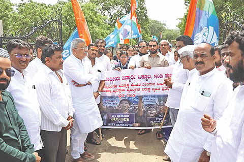 ಇಂಡಿ ಪಟ್ಟಣದಲ್ಲಿ ಕೇಂದ್ರ ಶಿಕ್ಷಣ ಸಚಿವರು ರಾಜೀನಾಮೆ ನೀಡಬೇಕು ಎಂದು ಆಗ್ರಹಿಸಿ ಭಾರತೀಯ ರಾಷ್ಟ್ರೀಯ ವಿದ್ಯಾರ್ಥಿ ಒಕ್ಕೂಟ ಇಂಡಿ ಘಟಕ ಸಂಘಟನೆಯಿಂದ ಪ್ರತಿಭಟನೆ ನಡೆಯಿತು. ಕಿರಣ ಬಿರಾದಾರ, ಶಿವಯೋಗೆಪ್ಪ ಚನಗೊಂಡ, ಭಿಮಣ್ಣ ಕವಲಗಿ ಮತ್ತಿತರರಿದ್ದರು.