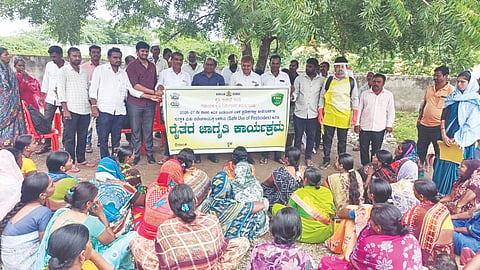 ಇಂಡಿ ನಗರದ ಕಾಳಪ್ಪ ರೂಗಿ ಅವರ ಹೊಲದಲ್ಲಿ ನಡೆದ ಕೀಟನಾಶಕಗಳಿಂದ ರೈತರ ಆರೋಗ್ಯದ ಮೇಲೆ ಆಗುವ ಪರಿಣಾಮ ಕುರಿತು ಕೃಷಿ ಉಪ ನಿರ್ದೇಶಕ ಚಂದ್ರಕಾಂತ ಪವಾರ ಜಾಗೃತಿ ಮೂಡಿಸಿದರು. ಮಹಾದೇವಪ್ಪ ಏವೂರ, ಮಹಾಂತೇಶ ಶೆಟ್ಟೆನ್ನವರ, ಕಾಳಪ್ಪ ರೂಗಿ, ಮಾಳಪ್ಪ ಗುಡ್ಲ, ಬೀರಪ್ಪ ರೂಗಿ, ನಿಂಗಪ್ಪ ಮಾವಿನಹಳ್ಳಿ, ಚಂದ್ರಕಾಂತ ಹಳಗುಣಕಿ ಇತರರಿದ್ದರು.