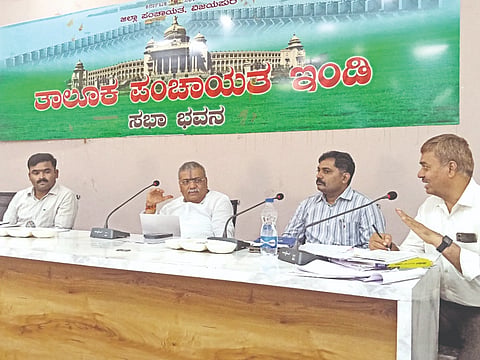 ಇಂಡಿ ತಾಪಂ ಸಭಾಭವನದಲ್ಲಿ ಕುಡಿಯುವ ನೀರಿನ ಸಮಸ್ಯೆ ಕುರಿತು ನಡೆದ ಟಾಸ್‌ಕ್ೋರ್ಸ್ ಸಭೆಯಲ್ಲಿ ಶಾಸಕ ಯಶವಂತರಾಯಗೌಡ ಪಾಟೀಲ ಮಾತನಾಡಿದರು. ಚಿದಾನಂದ ಗುರುಸ್ವಾಮಿ, ನಾಗೇಂದ್ರ ಕೋಳಶೆಟ್ಟಿ ಇತರರಿದ್ದರು.