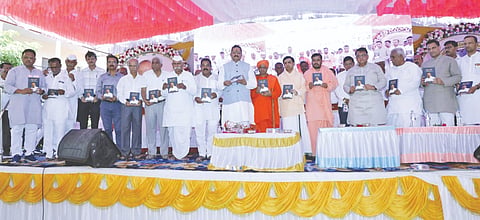 ಇಂಡಿ ಪಟ್ಟಣದ ಶ್ರೀ ಶಾಂತೇಶ್ವರ ವಿದ್ಯಾವರ್ಧಕ ಸಂಘದ ವತಿಯಿಂದ ದಿ. ಪ್ರಭಾಕರ ಬಗಲಿ ಪ್ರಥಮ ಪುಣ್ಯಸ್ಮರಣೆ ನಿಮಿತ್ತ ಜ್ಞಾನಪ್ರಭೆ ದಿ.ಪ್ರಭಾಕರ ಬಗಲಿಯವರ ಬದುಕು ಹಾಗೂ ಸಾಧನೆ ಸಂಸ್ಮರಣಾ ಗ್ರಂಥವನ್ನು ಶಾಸಕ ಬಸನಗೌಡ ಪಾಟೀಲ ಯತ್ನಾಳ ಗ್ರಂಥ ಲೋಕಾರ್ಪಣೆಗೊಳಿಸಿದರು. ಜಗದೇವ ಮಲ್ಲಿಬೊಮ್ಮಯ್ಯ ಸ್ವಾಮೀಜಿ, ಅಭಿನವ ರಾಚೋಟೇಶ್ವರ ಶಿವಾಚಾರ್ಯರು, ಸಂಗನಬಸವ ಮಹಾಶಿವಯೋಗಿಗಳು, ರಾಘವೇಂದ್ರ ಕುಲಕರ್ಣಿ, ಡಾ. ಆದರ್ಶ ಬಗಲಿ ಇತರರಿದ್ದರು.
