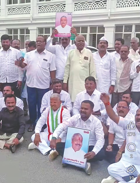 ಇಂಡಿ ಶಾಸಕ ಯಶವಂತರಾಯಗೌಡ ಪಾಟೀಲರ ಬೆಂಬಲಿಗರು ಬೆಂಗಳೂರಿನ ಶಾಸಕರ ಭವನದ ಮುಂದೆ ಪ್ರತಿಭಟನೆ ನಡೆಸಿದರು. ಶಿವಯೋಗೆಪ್ಪ ಚನಗೊಂಡ, ಶ್ರೀಕಾಂತ ಕೂಡಿಗನೂರ, ಸತೀಶ ಕುಂಬಾರ, ಜಾವೀದ ಮೋಮಿನ್ ಸದಾಶಿವ ಪ್ಯಾಟಿ ಮತ್ತಿತರರಿದ್ದರು.