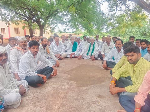 ಇಂಡಿ ತಾಲೂಕಿನ ತಡವಲಗಾ ಗ್ರಾಮದ ಜೋಡಗುಡಿಯ ಶ್ರೀ ಮರುಳಸಿದ್ಧೇಶ್ವರ ಮಂಗಲ ಕಾರ್ಯಾಲಯದಲ್ಲಿ ಹಮ್ಮಿಕೊಂಡಿದ್ದ ಅಖಿಲ ಭಾರತೀಯ ಕಿಸಾನ್ ಸಂಘದ ಸದಸ್ಯರ ಹೋರಾಟದ ಪೂರ್ವಭಾವಿ ಸಭೆ ನಡೆಯಿತು.  ಈರಣ್ಣ ಗೋಟ್ಯಾಳ, ಗುರುನಾಥ ಬಗಲಿ, ಶಂಕ್ರಪ್ಪ ರೂಗಿ, ಶರಣು ತಾರಾಪೂರ ಮತ್ತಿತರರಿದ್ದರು.