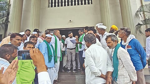 ಇಂಡಿಯ ಗುತ್ತಿ ಬಸವಣ್ಣ ಕಾಲುವೆಗೆ ನೀರು ಹರಿಸುವಂತೆ ಆಗ್ರಹಿಸಿ ಅಖಂಡ ಕರ್ನಾಟಕ ರೈತ ಸಂಘದ ಪದಾಽಕಾರಿಗಳು ಹಾಗೂ ಸ್ಥಳೀಯ ರೈತರು ತಹಸೀಲ್ದಾರ್ ನಾಗೇಂದ್ರ ಕೋಳಶೆಟ್ಟಿ ಅವರಿಗೆ ಮನವಿ ಸಲ್ಲಿಸಿದರು.  ಗುರಪ್ಪ ಅಗಸರ, ಕೆಂಚಪ್ಪ ನಿಂಬಾಳ, ಬಾಳು ಕೊಟಗೊಂಡ, ಸುರೇಶ ಜೇವೂರ ಮತ್ತಿತರರಿದ್ದರು.