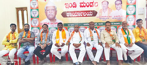 ಇಂಡಿಯ ಬಿಜೆಪಿ ಕಾರ್ಯಾಲಯದಲ್ಲಿ ಹಮ್ಮಿಕೊಂಡಿದ್ದ ಸುದ್ದಿಗೋಷ್ಠಿಯಲ್ಲಿ ಬಿಜೆಪಿ ಮಂಡಲ ಅಧ್ಯಕ್ಷ ಹಣಮಂತರಾಯಗೌಡ ಪಾಟೀಲ ಮಾತನಾಡಿದರು. ಬಾಳು ಮುಳಜಿ, ಮಹೇಶ ಹೂಗಾರ, ಸಂತೋಷ ಪಾಟೀಲ, ಪ್ರಶಾಂತ ಗವಳಿ, ಸಂತೋಷ ಪಾಟೀಲ, ಭೀಮರಾಯ ಬಬಲಾದ, ರಾಜಶೇಖರ ಭತಗುಣ ಮತ್ತಿತರರಿದ್ದರು.