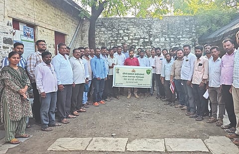 ಇಂಡಿ ನಗರದ ಕಷಿ ಉಪ ನಿರ್ದೇಶಕರ ಕಚೇರಿಯ ಆವರಣದಲ್ಲಿ ಖೇತ ಬಚಾವೋ ಅಂದೋಲನದ ಜಾಗತಿ ಕಾರ್ಯಕ್ರಮದಲ್ಲಿ ಚಂದ್ರಕಾಂತ ಪವಾರ ಮಾತನಾಡಿದರು. ಮಲ್ಲಪ್ಪ ದೊಡಮನಿ, ಶಾಂತುಗೌಡ ಬಿರಾದಾರ, ಭೀಮಾಶಂಕರ ಹಿರೇಮಠ, ಕಾಶಿನಾಥ ತೇಲಿ, ರಾಮಣ್ನ ವಗ್ಗಿ, ಸುರೇಶ ಮಾಡಬಾಳ ಮತ್ತಿತರರಿದ್ದರು.
